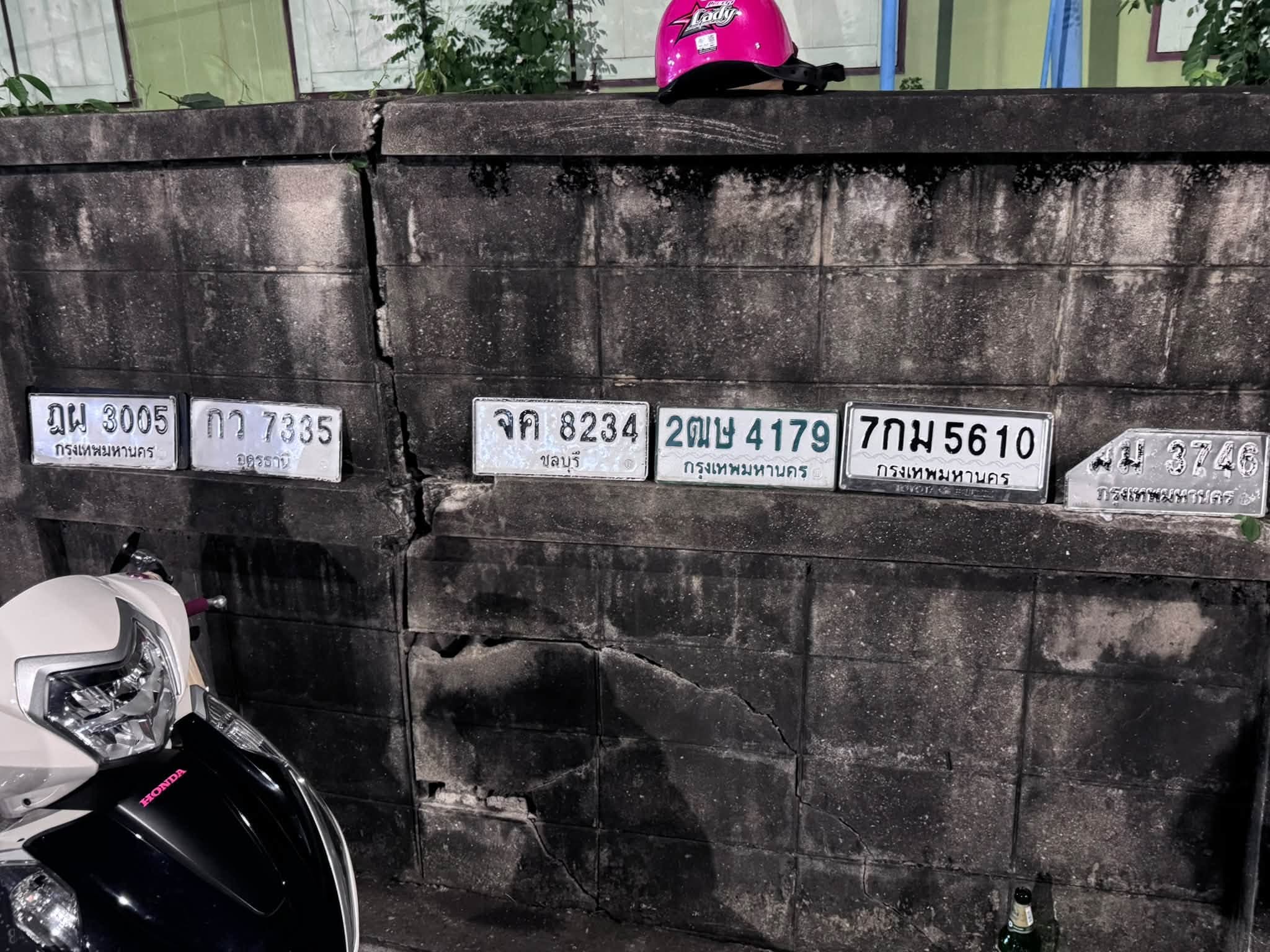 รูปป้ายทะเบียนที่พบ 2ฒษ 4179 กว 7335 ฎผ 3005