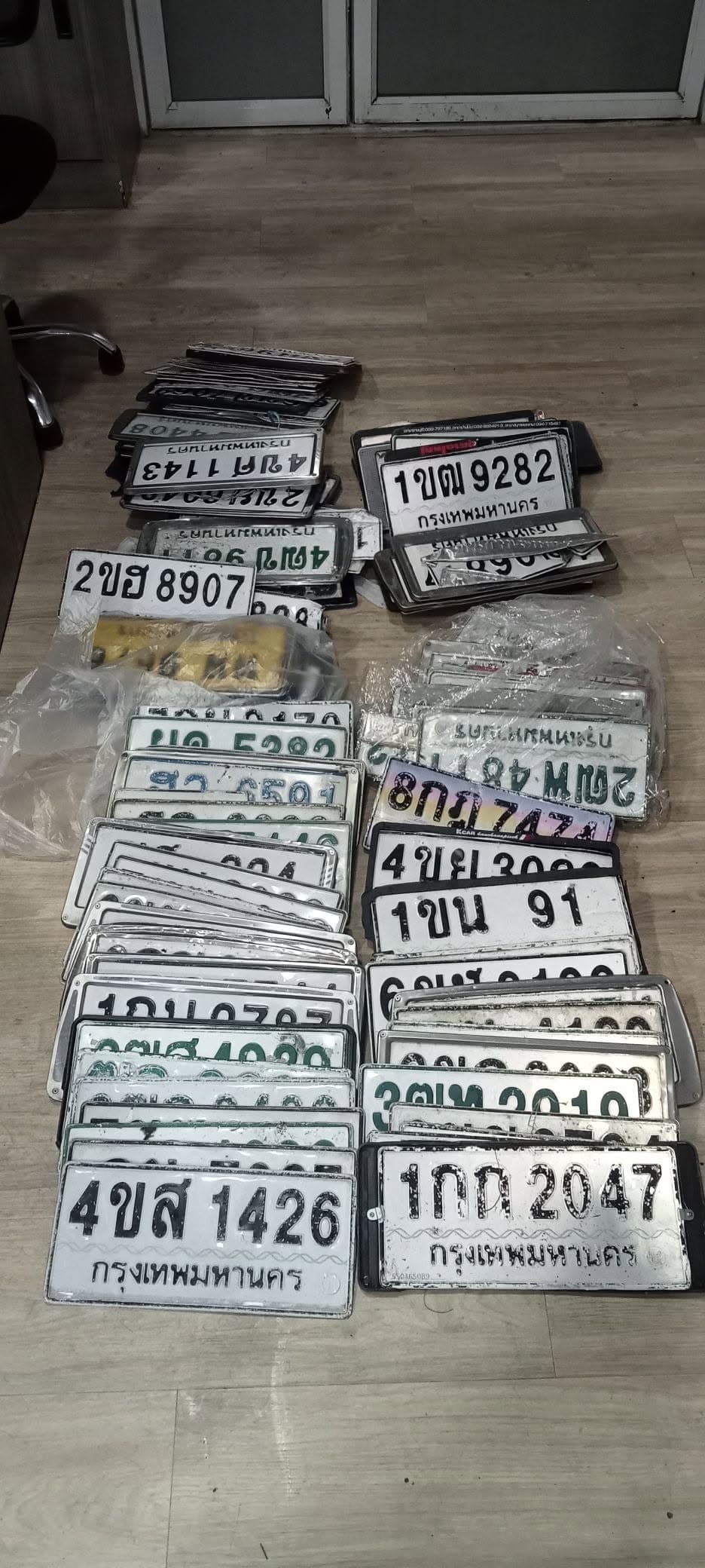 รูปป้ายทะเบียนที่พบ 1กก 2047 1ขน 91 4ขส 1426 8กฎ 7474