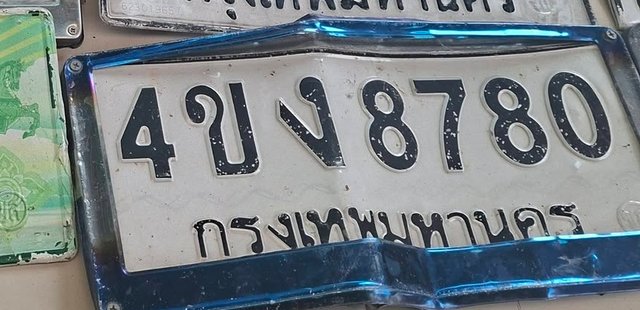 รูปป้าย 4ขง 8780 ที่ตัดจากรูปของผู้แจ้ง