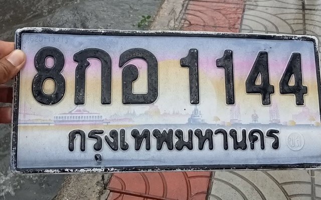 รูปป้าย 8กอ 1144 ที่ตัดจากรูปของผู้แจ้ง